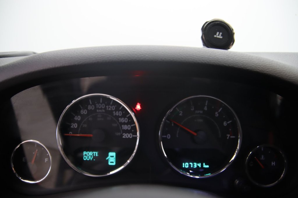 2016 Jeep Wrangler Unlimited Sahara in Jonquière, Quebec - 12 - w1024h768px