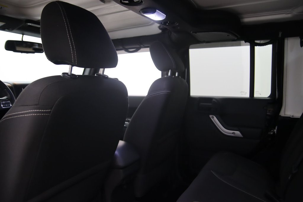 2016 Jeep Wrangler Unlimited Sahara in Jonquière, Quebec - 8 - w1024h768px