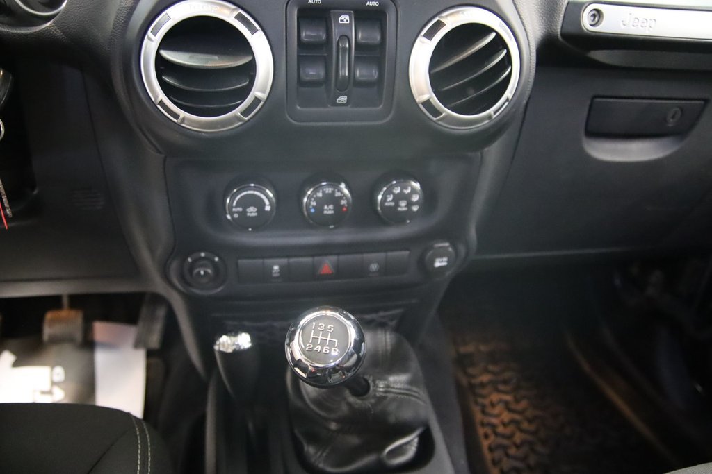 2016 Jeep Wrangler Unlimited Sahara in Jonquière, Quebec - 13 - w1024h768px