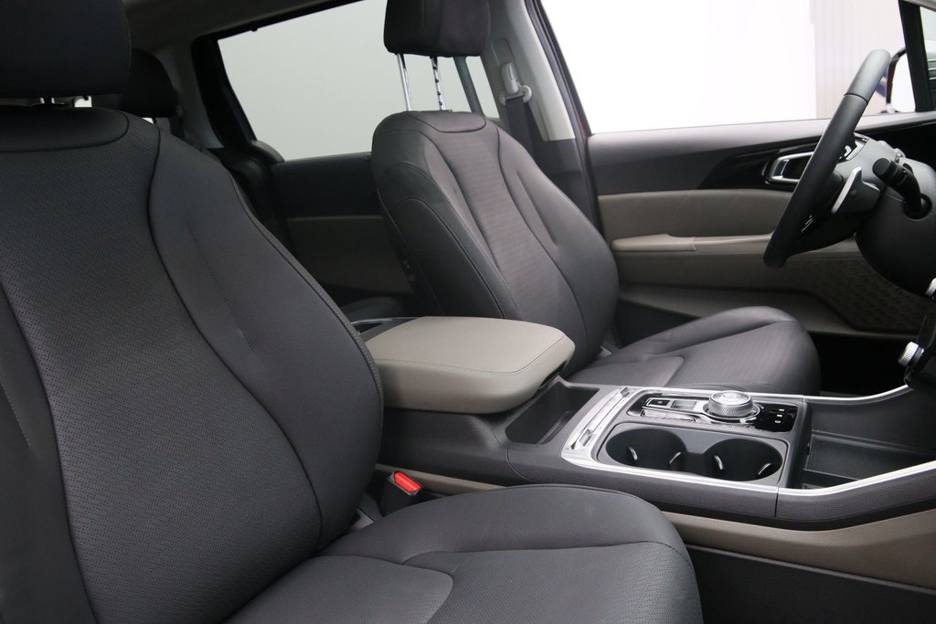2026 Kia Carnival Hybrid in Baie-Comeau, Quebec - 17 - w1024h768px