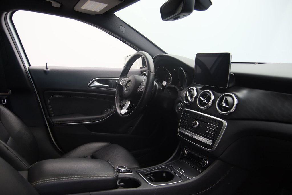 2018 Mercedes-Benz GLA 250 in Chicoutimi, Quebec - 16 - w1024h768px