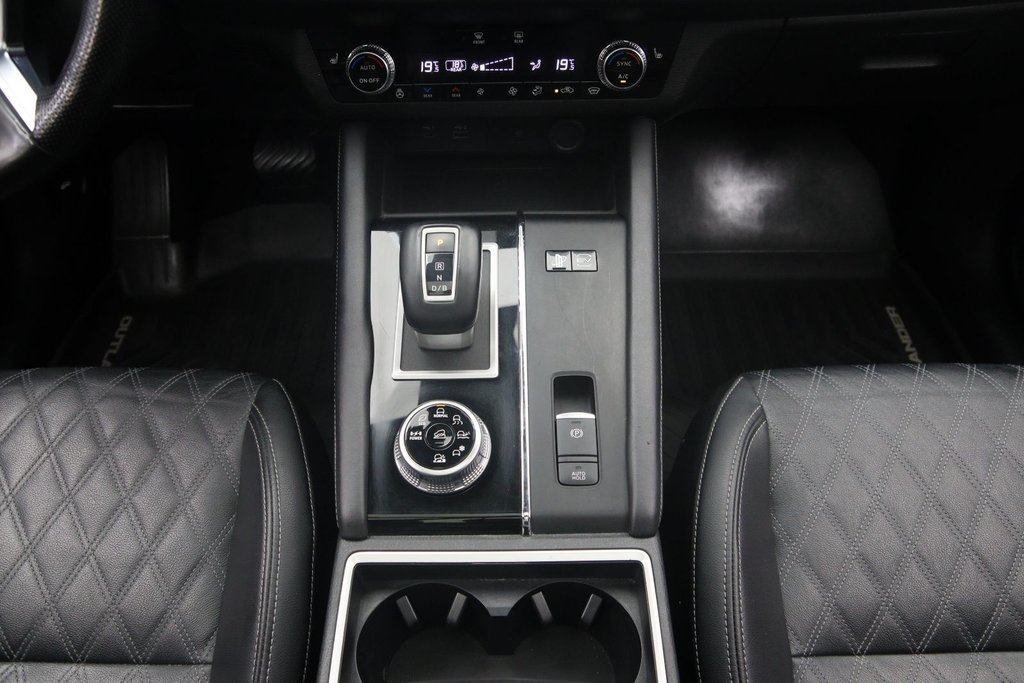 2024 Mitsubishi Outlander Plug-In Hybrid in Chicoutimi, Quebec - 12 - w1024h768px