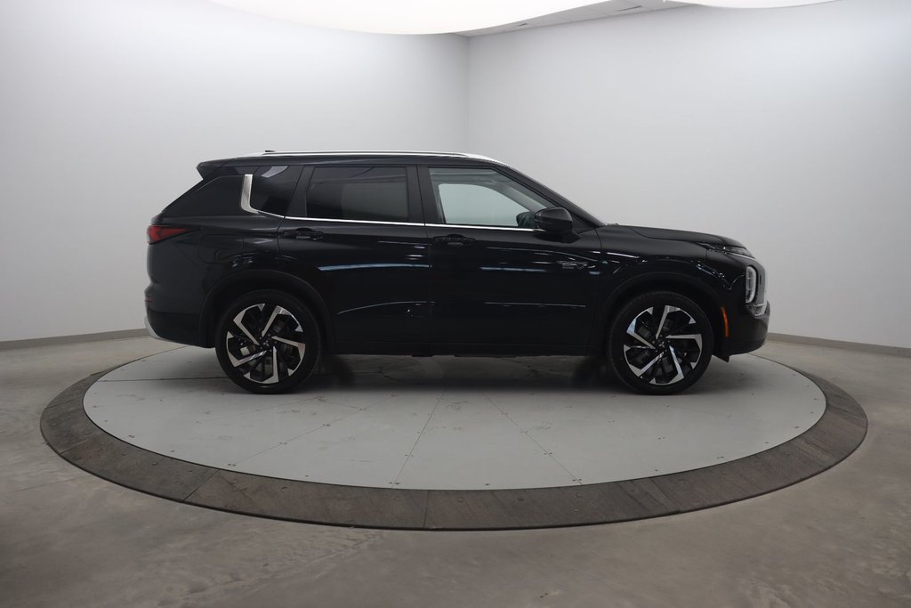 2024 Mitsubishi Outlander Plug-In Hybrid in Chicoutimi, Quebec - 3 - w1024h768px