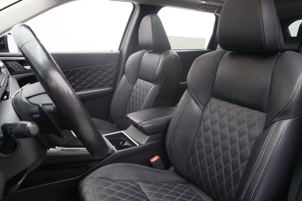 2024 Mitsubishi Outlander Plug-In Hybrid in Chicoutimi, Quebec - 6 - w1024h768px