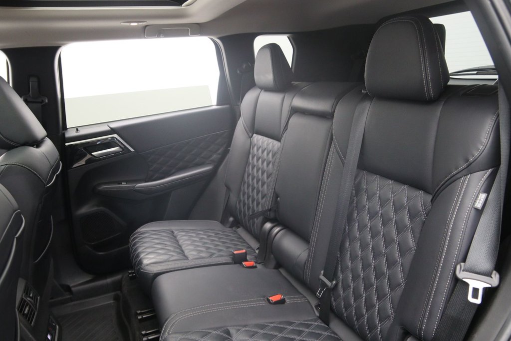 2024 Mitsubishi Outlander Plug-In Hybrid in Chicoutimi, Quebec - 8 - w1024h768px