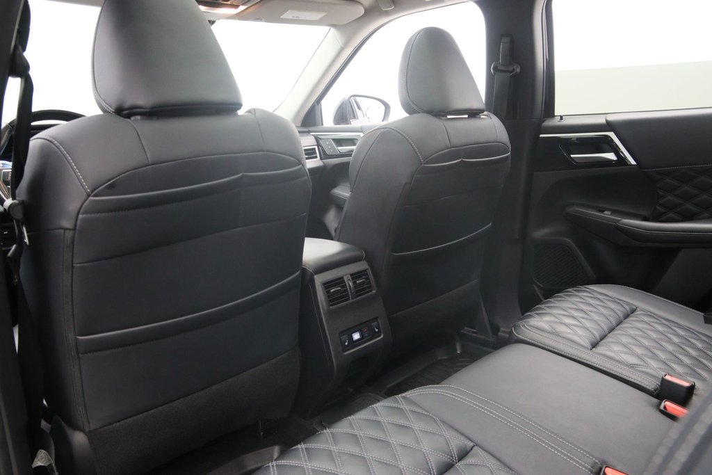 2024 Mitsubishi Outlander Plug-In Hybrid in Chicoutimi, Quebec - 9 - w1024h768px