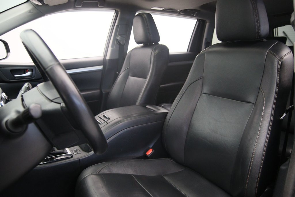 Toyota Highlander  2017 à Jonquière, Québec - 6 - w1024h768px