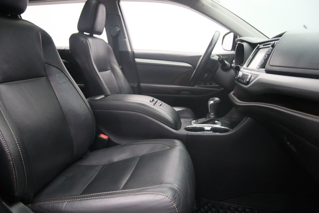 Toyota Highlander  2017 à Jonquière, Québec - 17 - w1024h768px