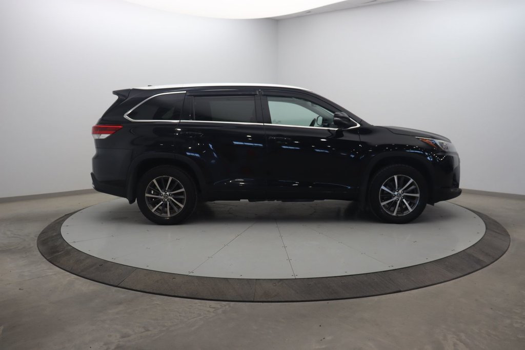Toyota Highlander  2017 à Jonquière, Québec - 3 - w1024h768px