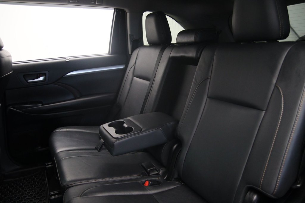 Toyota Highlander  2017 à Jonquière, Québec - 9 - w1024h768px