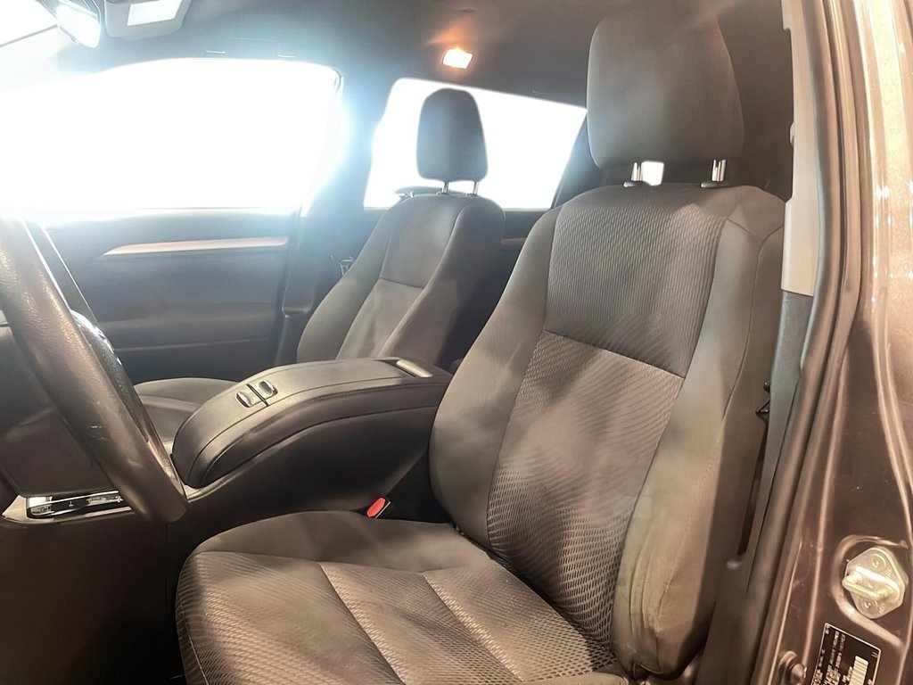 2019 Toyota Highlander LE in Chicoutimi, Quebec - 8 - w1024h768px