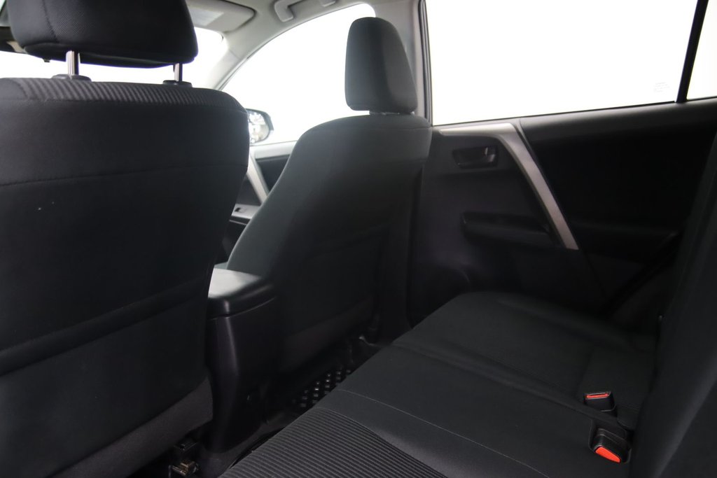 2018 Toyota RAV4 in Baie-Comeau, Quebec - 8 - w1024h768px