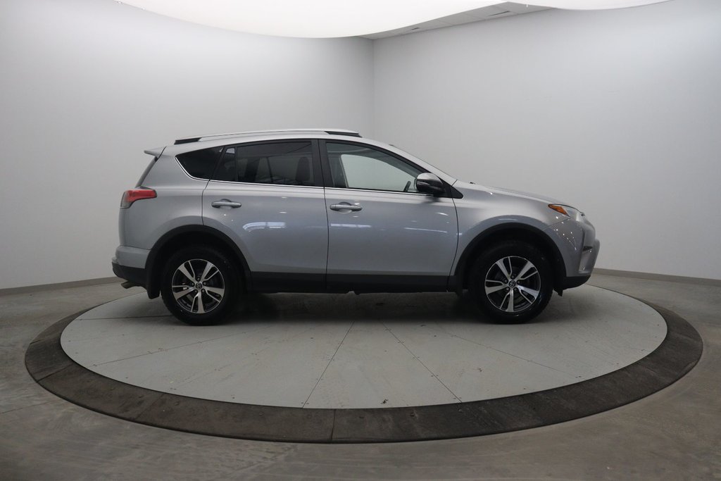2018 Toyota RAV4 in Sept-Îles, Quebec - 3 - w1024h768px