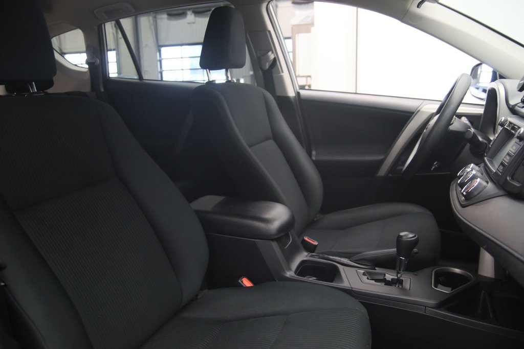 2018 Toyota RAV4 in Sept-Îles, Quebec - 15 - w1024h768px