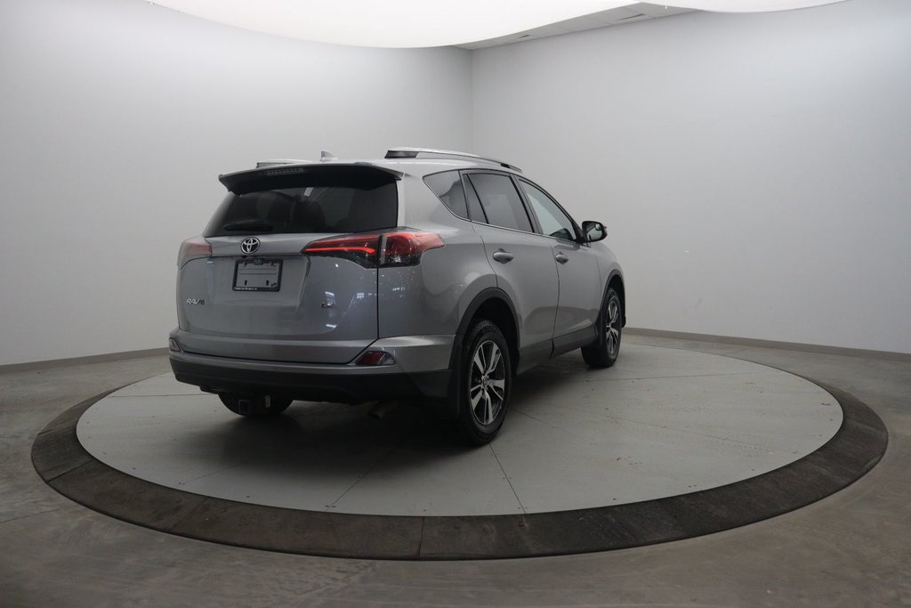2018 Toyota RAV4 in Sept-Îles, Quebec - 4 - w1024h768px