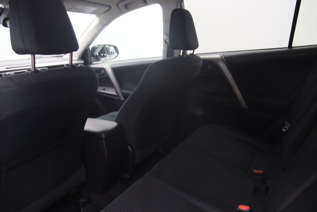 2018 Toyota RAV4 in Sept-Îles, Quebec - 8 - w1024h768px