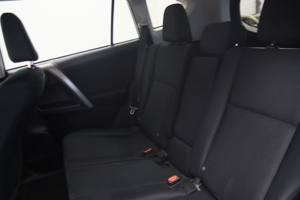 2018 Toyota RAV4 in Sept-Îles, Quebec - 9 - w1024h768px