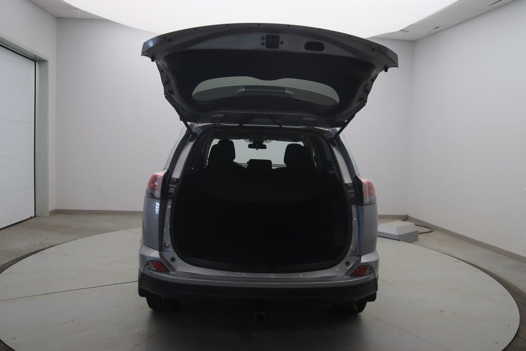 2018 Toyota RAV4 in Sept-Îles, Quebec - 17 - w1024h768px