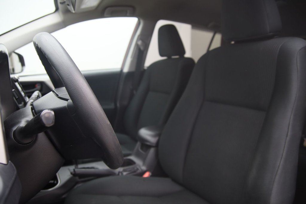 2018 Toyota RAV4 LE in Chicoutimi, Quebec - 7 - w1024h768px