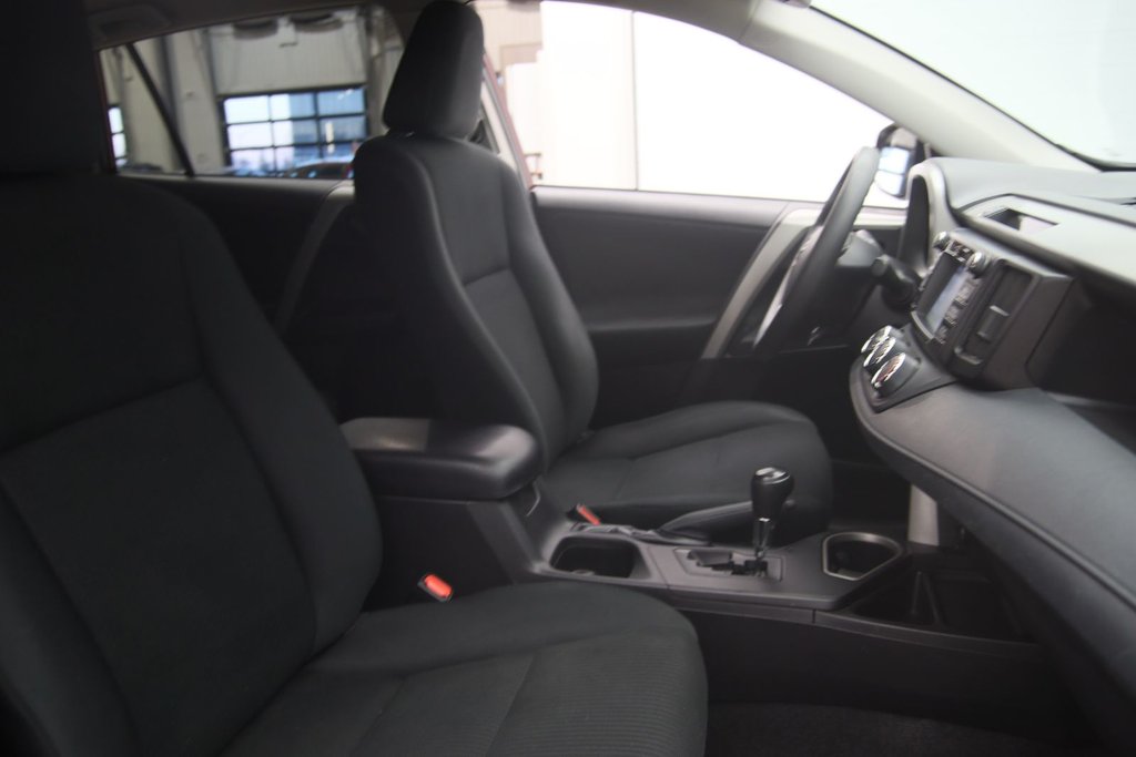 2018 Toyota RAV4 LE in Chicoutimi, Quebec - 15 - w1024h768px