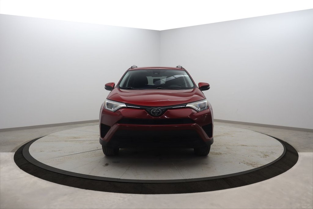 2018 Toyota RAV4 LE in Chicoutimi, Quebec - 2 - w1024h768px