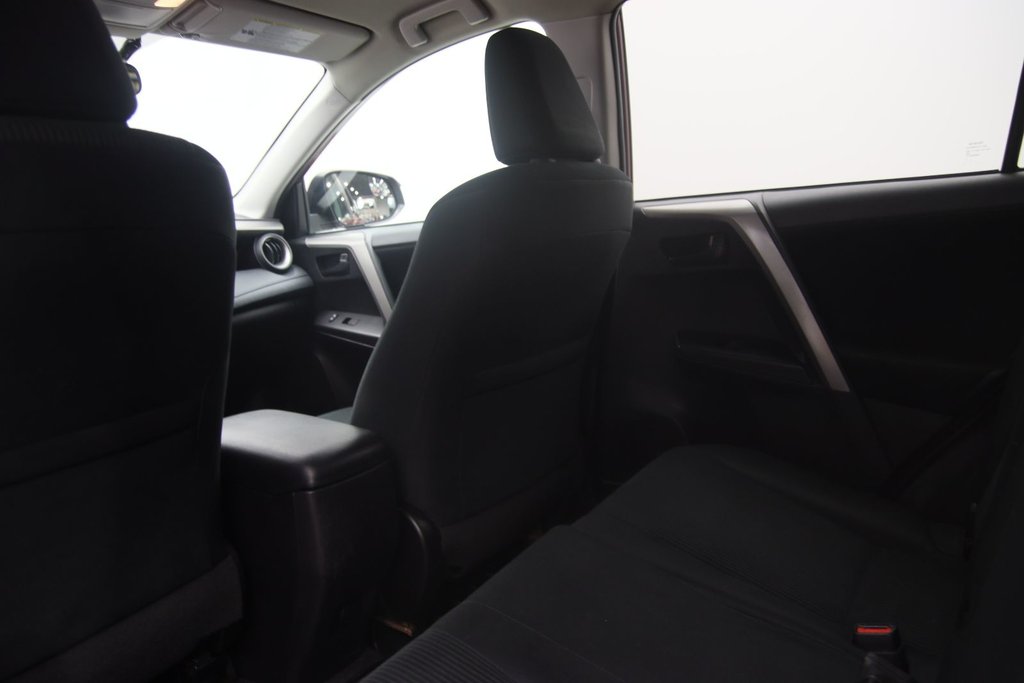 2018 Toyota RAV4 LE in Chicoutimi, Quebec - 8 - w1024h768px