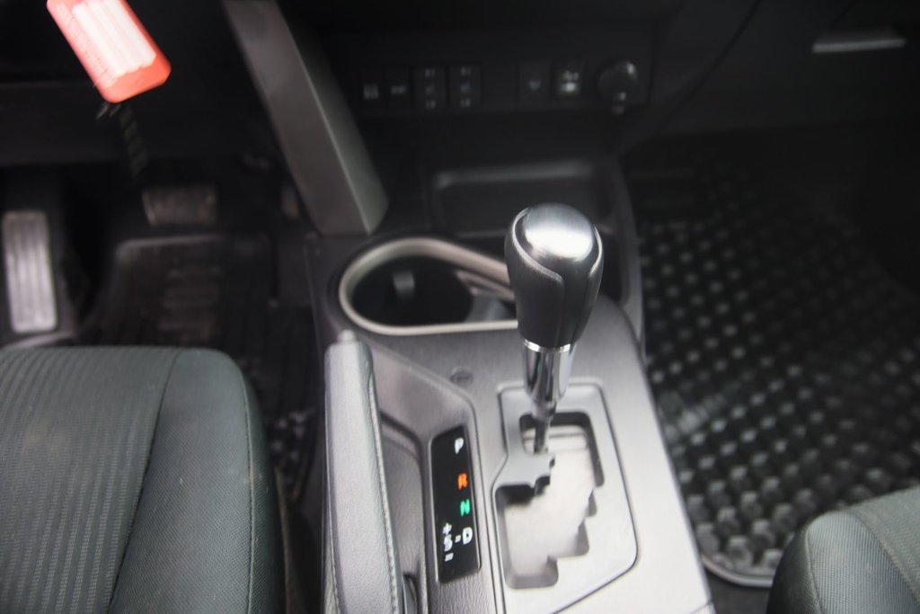 2018 Toyota RAV4 LE in Chicoutimi, Quebec - 13 - w1024h768px