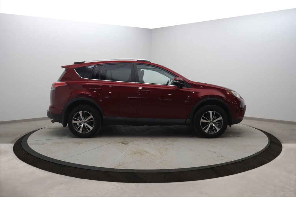 2018 Toyota RAV4 LE in Chicoutimi, Quebec - 3 - w1024h768px