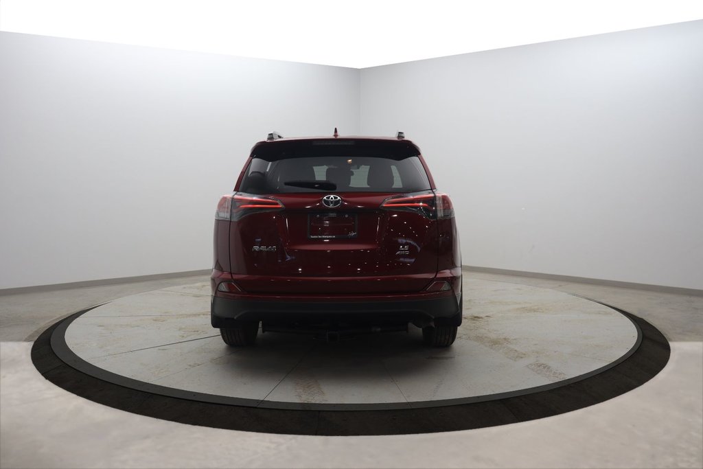 2018 Toyota RAV4 LE in Chicoutimi, Quebec - 5 - w1024h768px