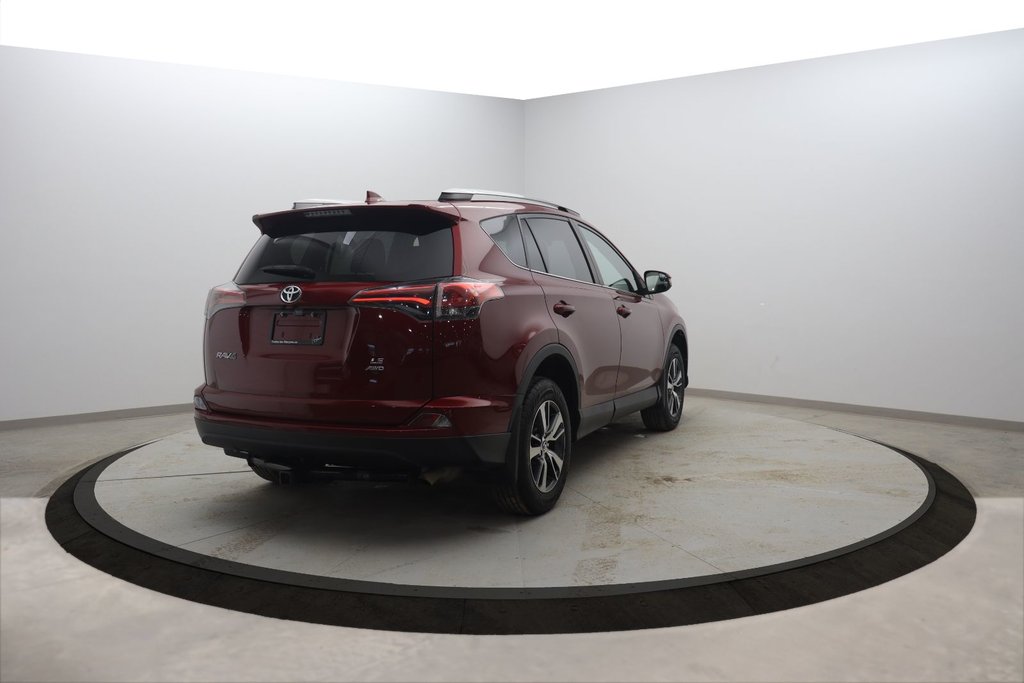 2018 Toyota RAV4 LE in Chicoutimi, Quebec - 4 - w1024h768px
