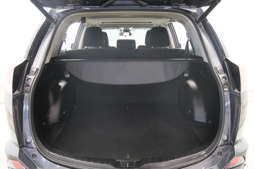 2018 Toyota RAV4 XLE in Jonquière, Quebec - 18 - w1024h768px