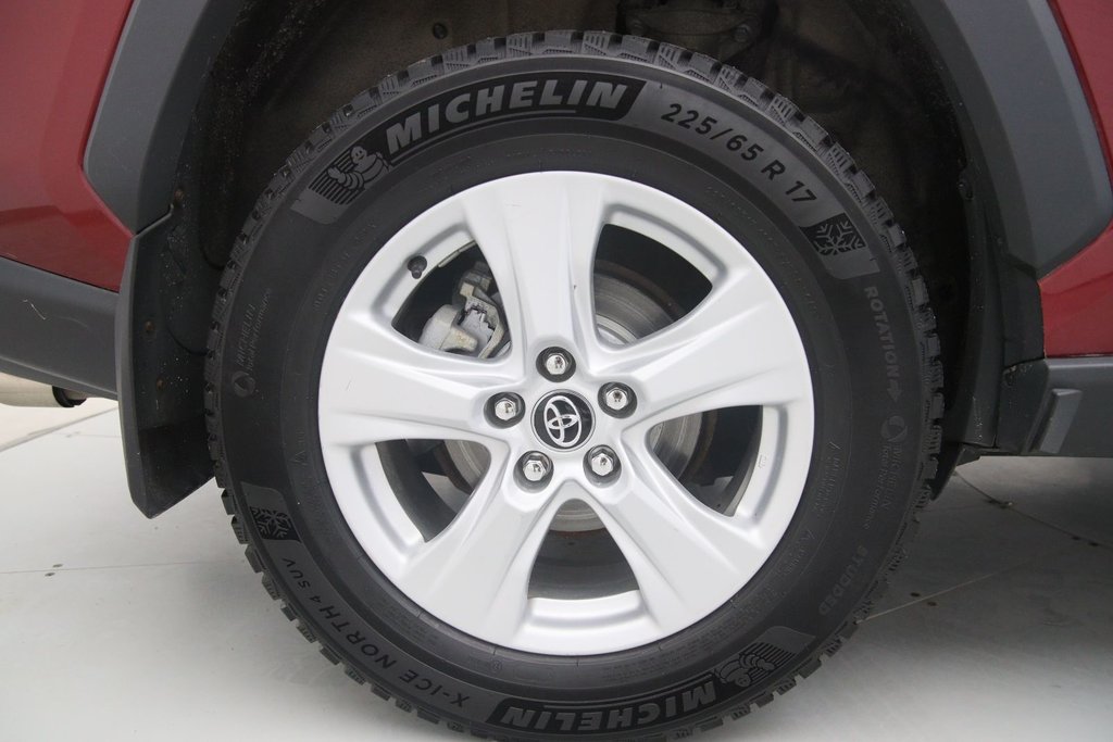 2019 Toyota RAV4 in Sept-Îles, Quebec - 18 - w1024h768px