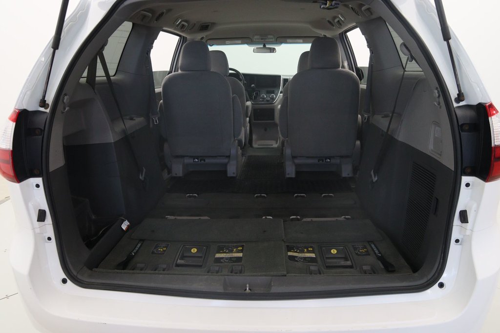 2016 Toyota Sienna in Sept-Îles, Quebec - 19 - w1024h768px