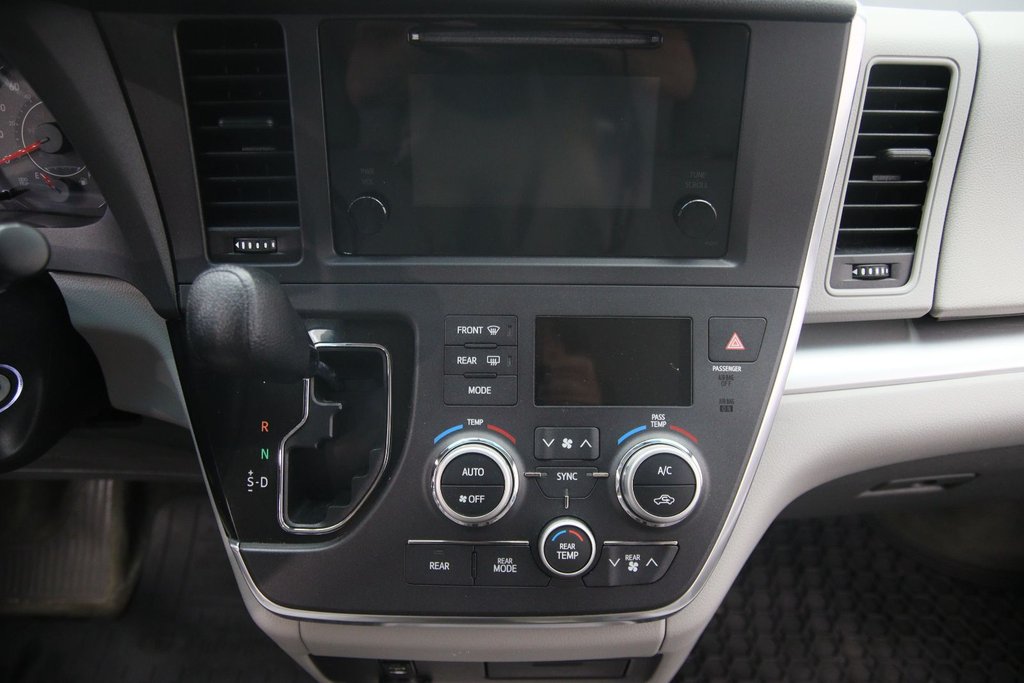 2016 Toyota Sienna in Sept-Îles, Quebec - 13 - w1024h768px