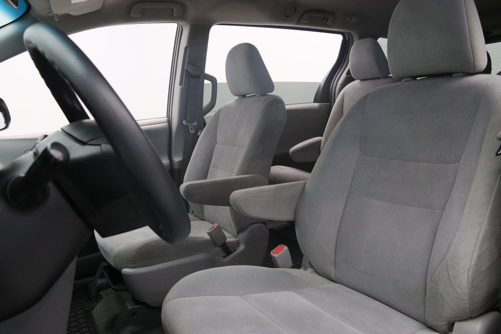 2016 Toyota Sienna in Sept-Îles, Quebec - 6 - w1024h768px
