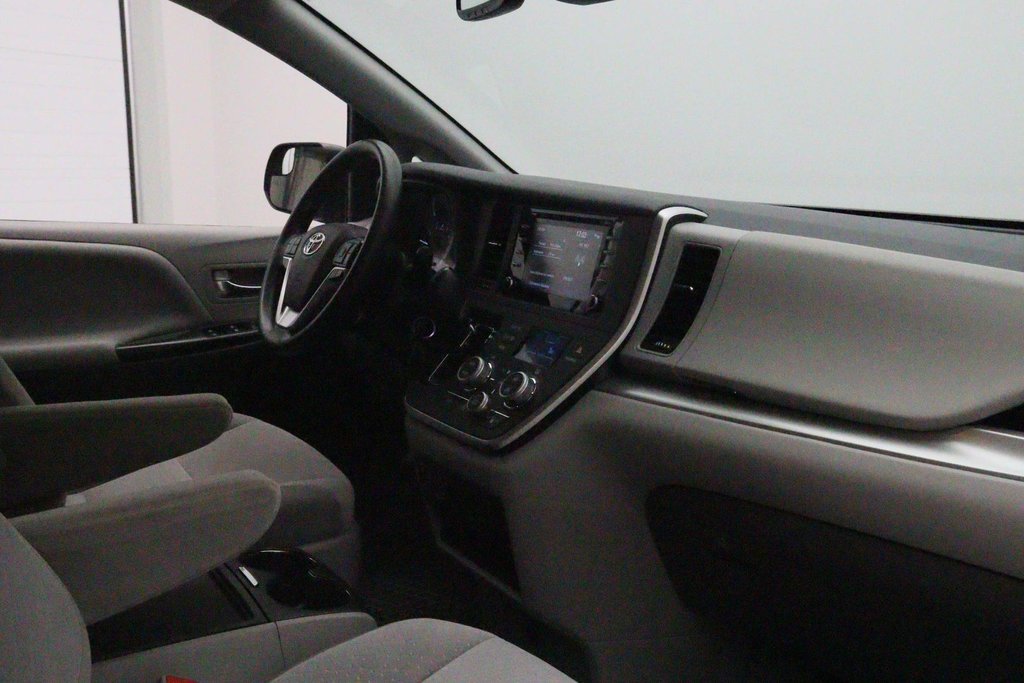 2020 Toyota Sienna in Baie-Comeau, Quebec - 16 - w1024h768px