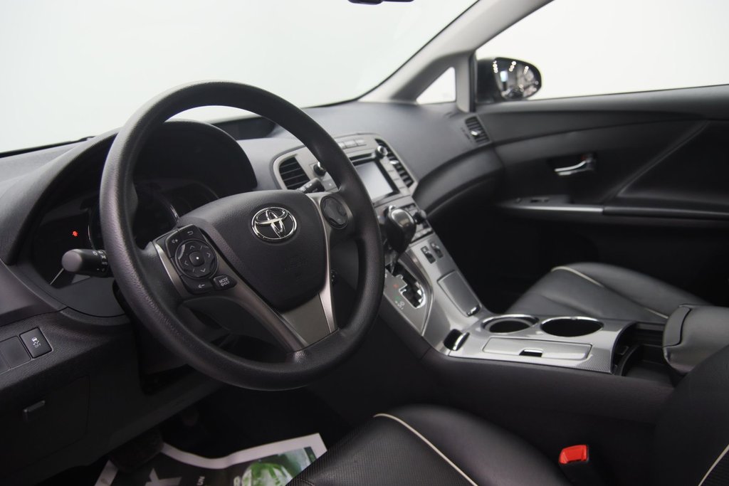 2016 Toyota Venza XLE in Chicoutimi, Quebec - 6 - w1024h768px