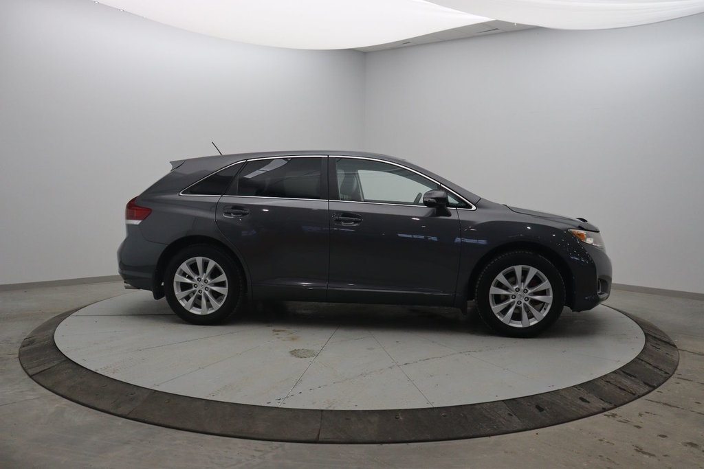 2016 Toyota Venza XLE in Chicoutimi, Quebec - 3 - w1024h768px