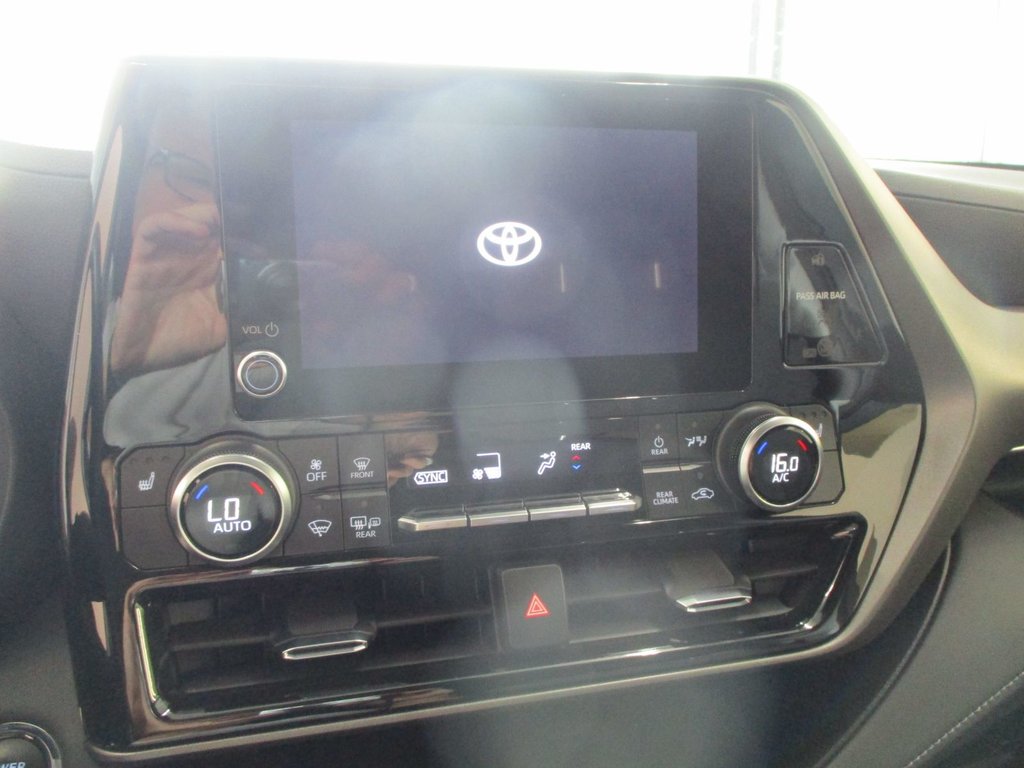 2023 Toyota Highlander hybrid LE AWD, in Magog, Quebec - 16 - w1024h768px