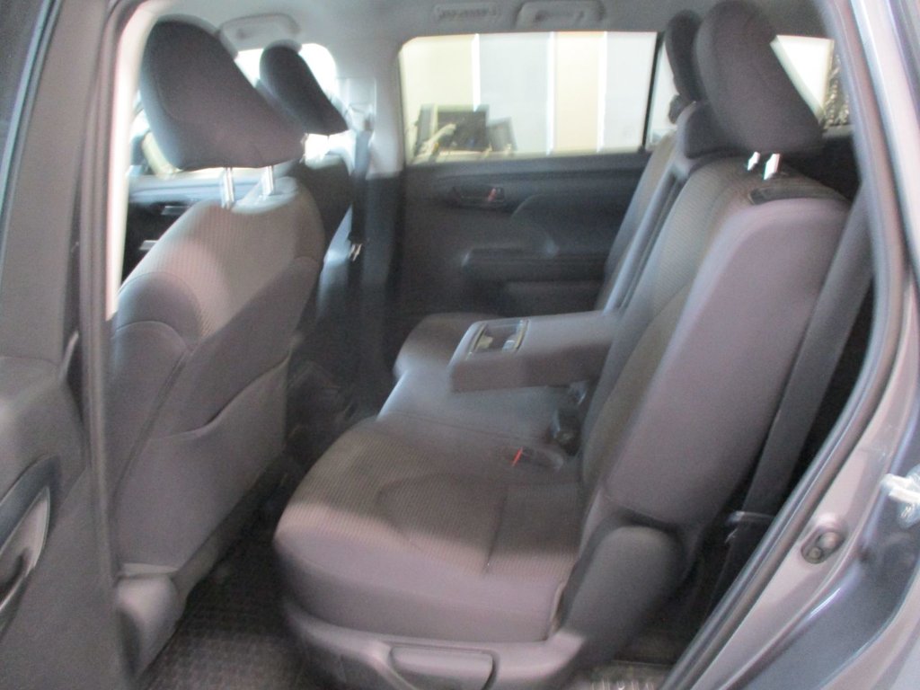 2023 Toyota Highlander hybrid LE AWD, in Magog, Quebec - 8 - w1024h768px