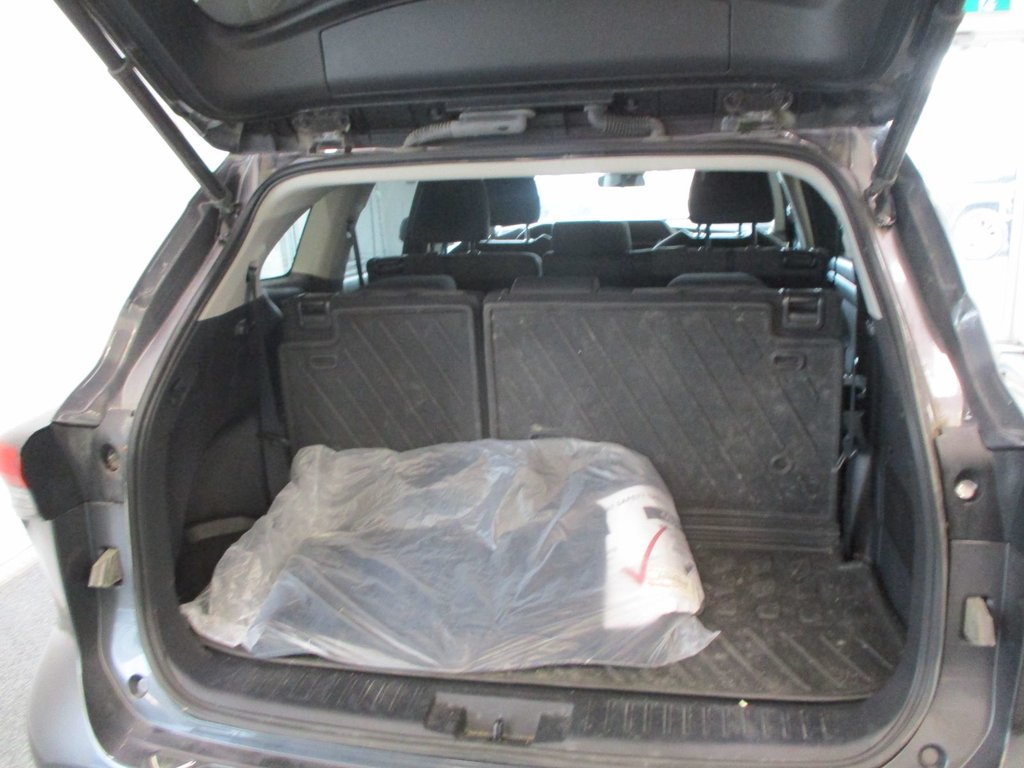 2023 Toyota Highlander hybrid LE AWD, in Magog, Quebec - 7 - w1024h768px