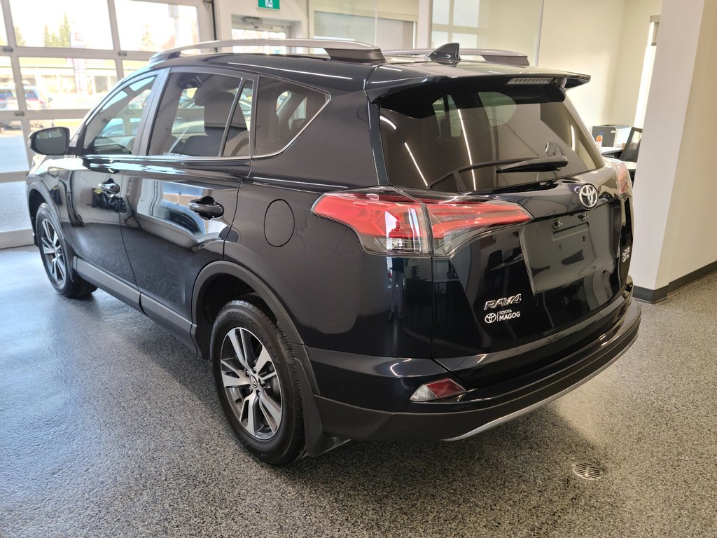 2017  RAV4 XLE AWD, in Magog, Quebec - 5 - w1024h768px