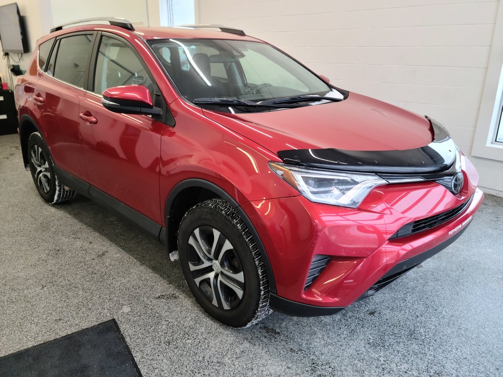 Toyota RAV4 LE AWD, 2017 à Magog, Québec - 1 - w1024h768px