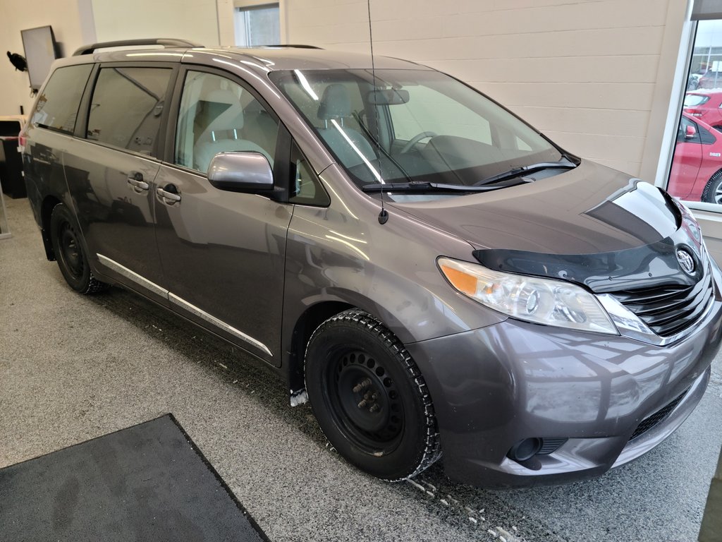 Toyota Sienna LE V6 FWD 2012 à Magog, Québec - 1 - w1024h768px