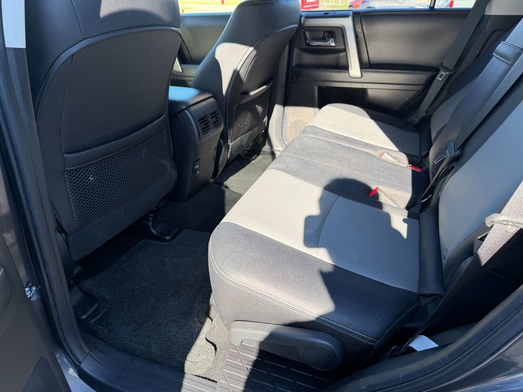 Toyota 4Runner SR5 2018 à Grand-Sault, Nouveau-Brunswick - 12 - w1024h768px