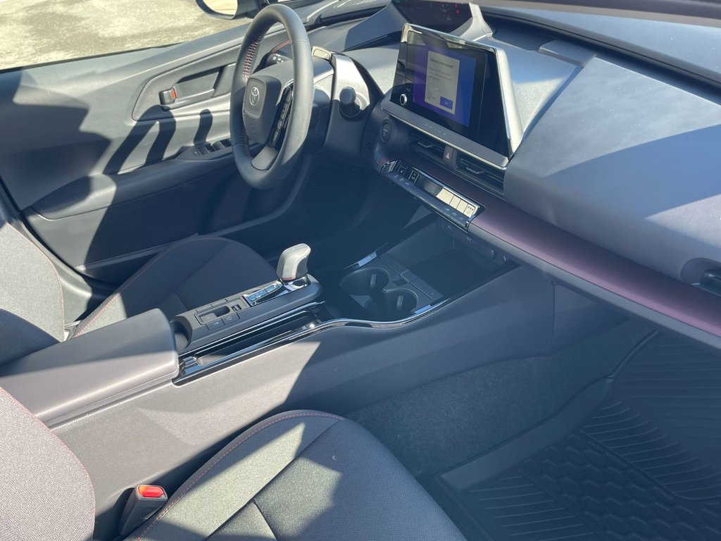 Toyota Prius Plug-In Hybrid SE 2026 à Grand-Sault, Nouveau-Brunswick - 10 - w1024h768px