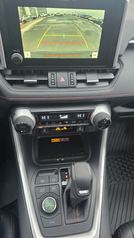 Toyota RAV4 Plug-In Hybrid XSE 2025 à Grand-Sault, Nouveau-Brunswick - 14 - w1024h768px