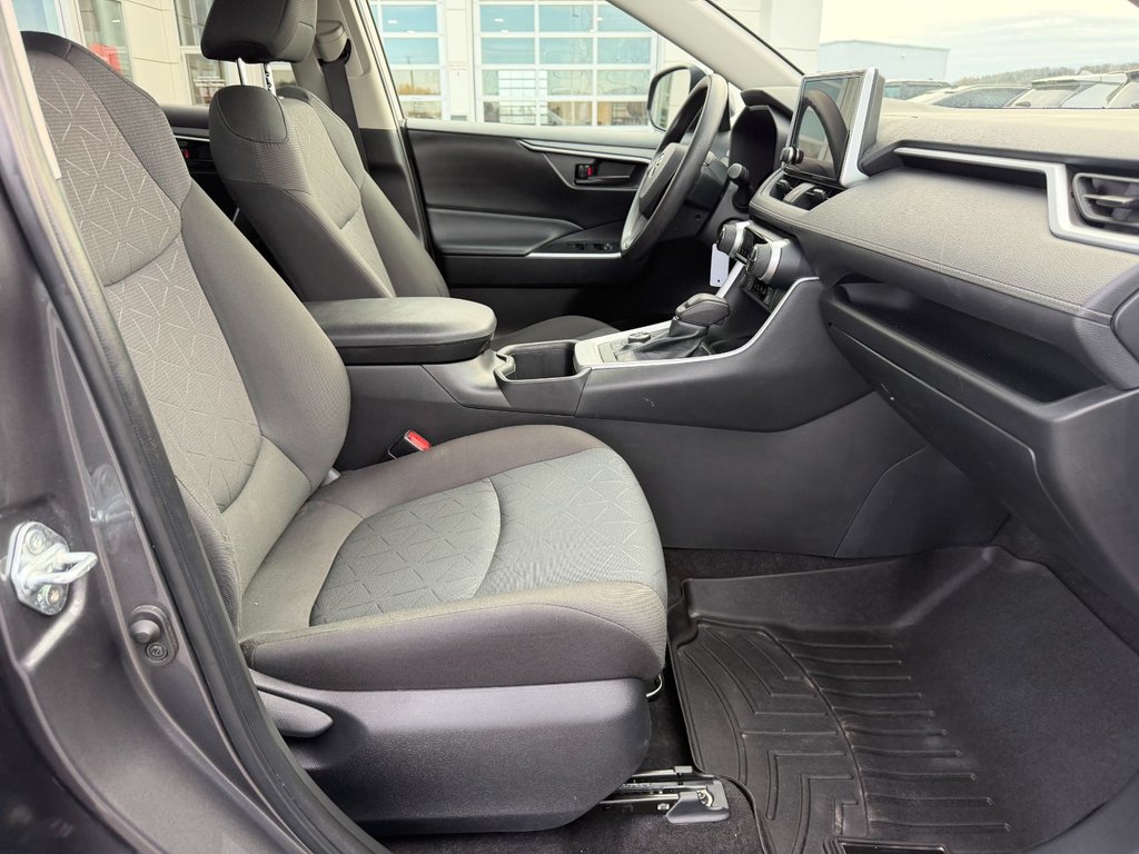 Toyota RAV4 Hybrid LE 2023 à Grand-Sault, Nouveau-Brunswick - 10 - w1024h768px