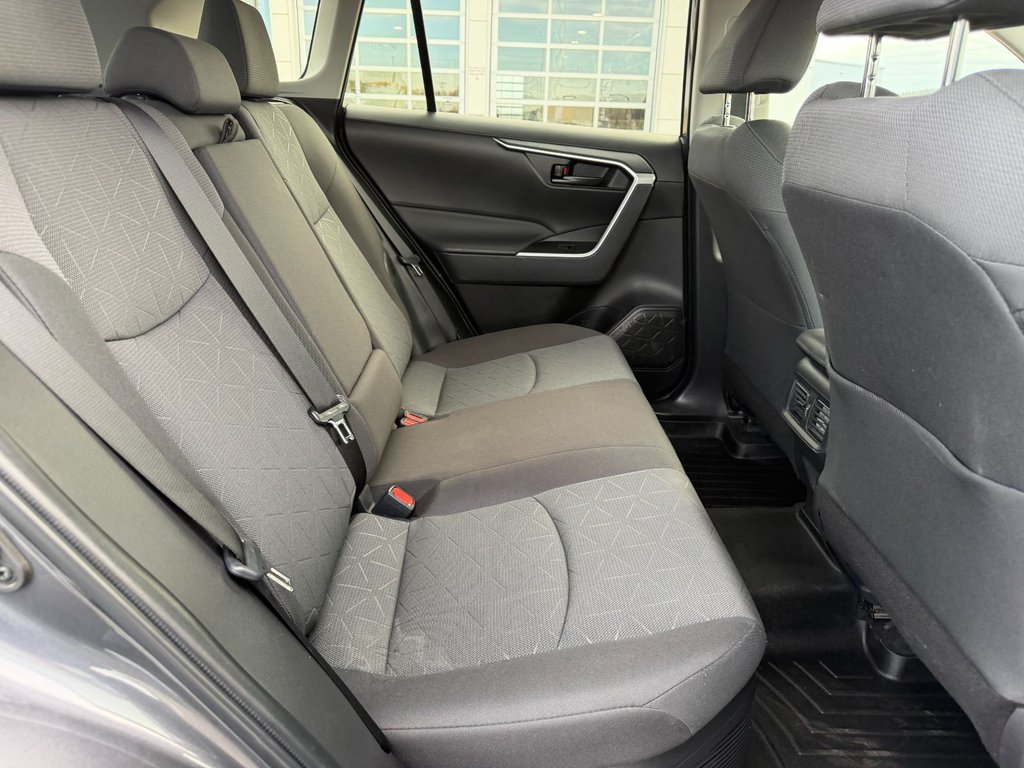 Toyota RAV4 Hybrid LE 2023 à Grand-Sault, Nouveau-Brunswick - 11 - w1024h768px