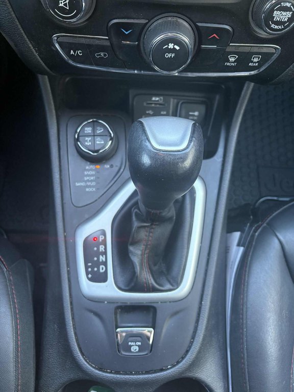 2018 Jeep Cherokee Trailhawk in Mont-Laurier, Quebec - 13 - w1024h768px